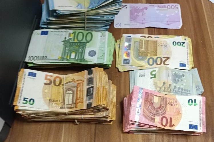 32.280 € pronađeno u- džepovima!